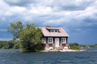 Најмање насељено острво на свијету: Стаје само једна кућа и дрво VIDEO