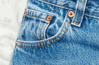 Знате ли за шта је раније служио мали џеп на фармеркама?
