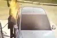 Zapalio cigaretu dok je točio gorivo VIDEO