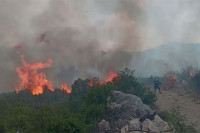 Veliki požar u Neumu gase dva helikoptera OS BiH: Stanovništvo i objekti nisu ugroženi