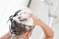 Није свеједно перете ли косу ујутро или навече: Ево која навика је здравија