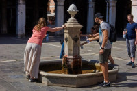 Venecija u problemu – riješenje: Turisti koji piju vodu iz fontana