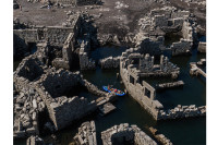 Ruševine potopljenog sela zbog suše izranjaju iz vode