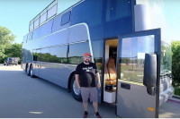 Autobus pretvoren u dvospratnu pokretnu  kuću za osmočlanu porodicu
