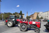 Пољопривредници из Раче Крагујевачкe и Новог Сада наставили протест