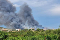 Пожар у Врпољу гаси 51 ватрогасац и четири канадера