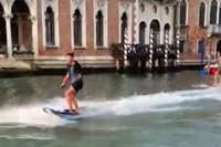 Градоначелник Венеције води на вечеру оне који му испоруче „два идиота" који су сурфовали каналом
