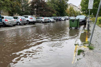 Poplavljene ulice poslije olujnog nevremena u Novom Sadu