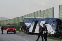 Аутобус се код Врања сударио са аутомобилом, једна особа погинула