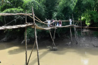 Животи хиљада људи зависе од опасног моста од бамбуса