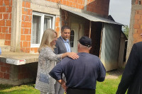 Cvijanović posjetila porodicu Vojaščuk; Donirana sredstva za obnovu kuće