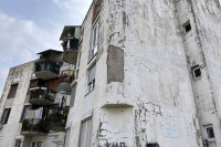 Бијељина: Фасада се обрушила на дјечије игралиште, грађани узнемирени