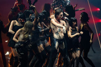 МТВ цензурисао наступ Манескина због одјеће басисткиње
