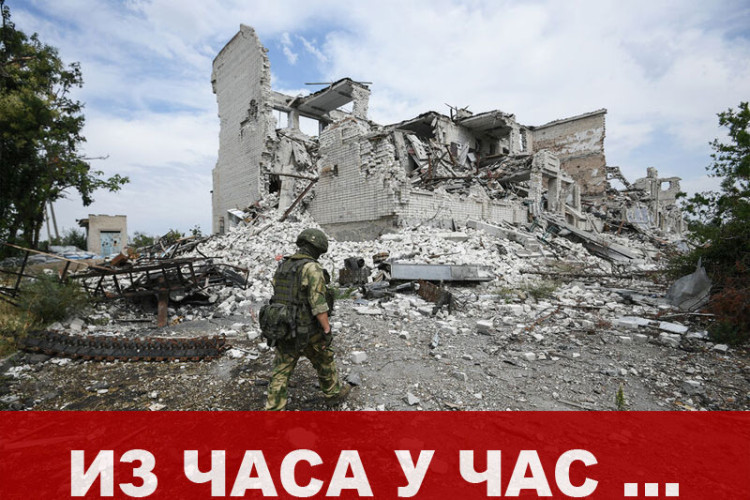 Војник Оружаних снага РФ у близини срушене куће у селу Олександровка, Херсонска област