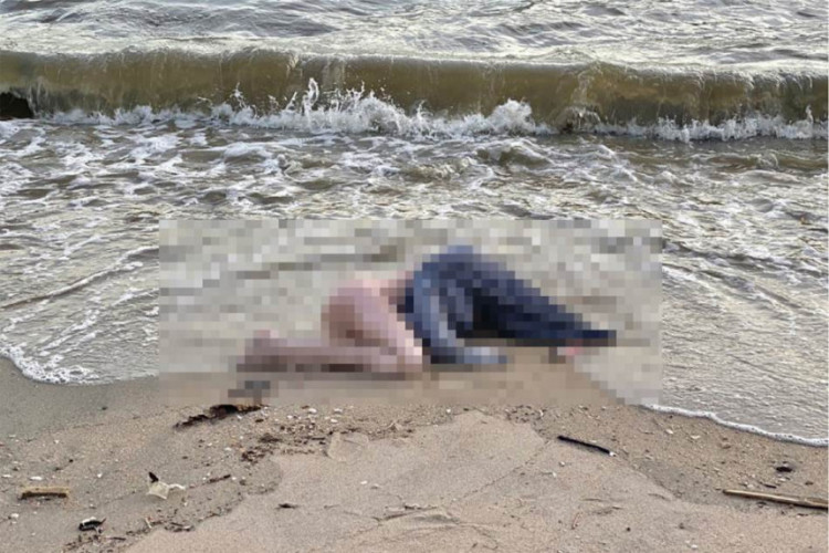 La gente sulla spiaggia pensava di aver visto una donna morta, e poi la polizia ha risolto il mistero FOTO