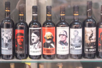 Вино са ликом Хитлера распламсало полемике: Више се неће производити због великих оптужби