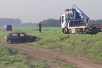 Automobil sletio u njivu nakon sudara sa kombijem, petoro povrijeđenih