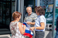 Bijeljina: Kandidati SNSD-a dijelili sugrađanima zastave Srpske i Srbije