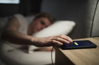 Штетан утицај мобилиних телефона: Зашто не бисте требали држати телефон поред себе док спавате