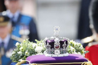 Na kovčegu kraljice Elizabete nalazi se kruna s 2.686 dijamanata