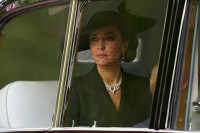 Бисери за жалост, Кејт Мидлтон на сахрани краљице носила њену огрлицу и минђуше