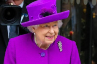 Најважнији реквизит је била торбица: Краљица Елизабета II имала трикове којим је слала тајне сигнале особљу