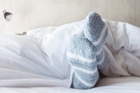 Стручњаци ријешили дилему: Да ли је добро спавати са чарапама када је хладно?