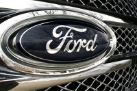 Форд у проблему: Не може да испоручи возила јер нема плочице са логотипом