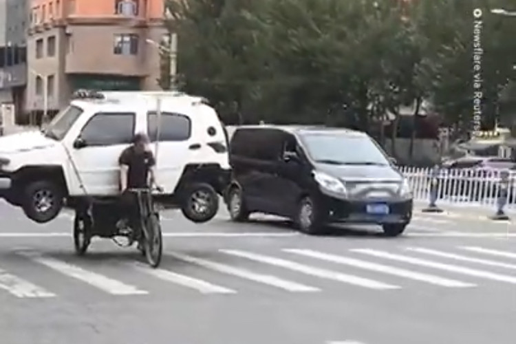 Un cinese trasporta un’auto in bicicletta VIDEO