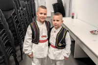 Braća Luka i Njegoš Lukić krajiškom pjesmom osvajaju srca publike
