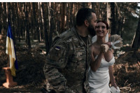 Мало другачије вјенчање: Украјинска снајперисткиња се удала у шуми, пушка као "модни додатак"