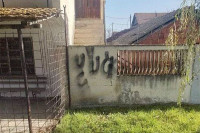 Grafit terorističke OVK na ogradi kuće srpske porodice u Suvom Dolu