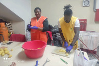 Studenti iz Gane i Tanzanije pomažu u kuhinji “Mozaika prijateljstva”