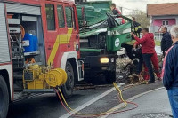 На кабину камиона пало дрво, погинуо возач