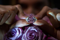 Ружичасти дијамант продат за 28,8 милиона долара