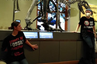 Климатски активисти се залијепили за скелет диносауруса