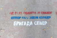 I u Zvečanu i Zubinom Potoku grafiti sa pozivom na otpor