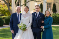 Bajdenova unuka vjenčala se u vrtu Bijele kuće, osvanula i prva fotografija s ceremonije