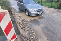 Mještani Motika sa zebnjom dočekuju zimu: Mostić bez ograde, ulica raskopana