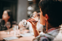 Французи мање пију вино и траже алтернативу без алкохола