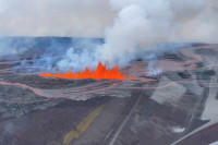 Vulkan izbacuje lavu 60 metara u vis