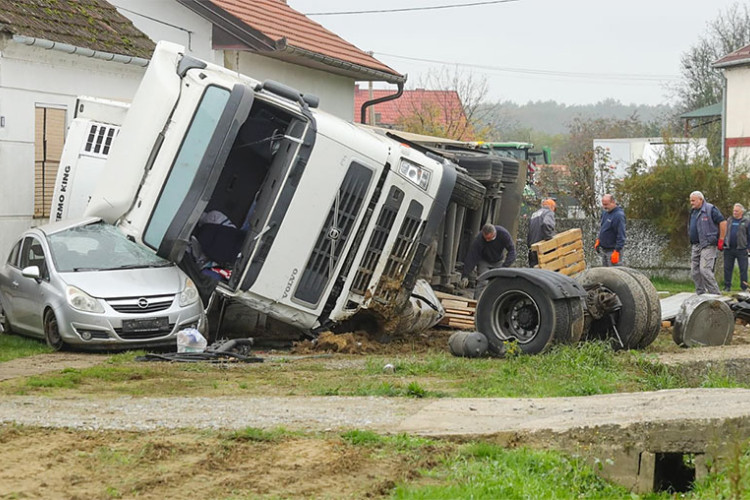 Kamion udario u kuću, prikolica probila zid