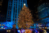 На Рокфелер центру упаљено најспектакуларније божићно дрво на свијету