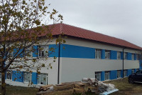 Pri kraju utopljavanje škole u Bileći, sporna bijelo-plava boja fasade