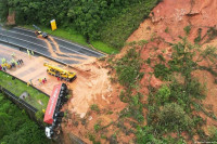 Бразил: Две особе погинуле, 30 се воде као нестале у клизишту