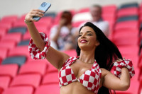 Најватренија хрватска навијачица уочи Белгије на стадиону избацила атрибуте
