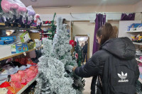 Почела продаја новогодишњих украса: Јелке мјеркају, али још не купују