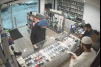 Vlasnik radnje nudi pomoć lopovu nakon neuspjelog pokušaja krađe mobilnih telefona