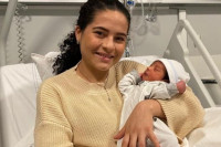 Porodila se u avionu – tvrdi da nije znala da je trudna