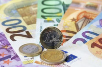 Долар пао, евро близу максимума